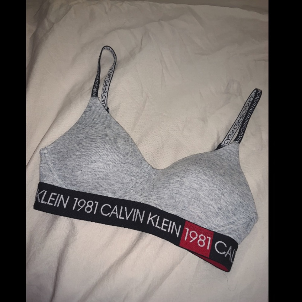 CALVIN KLEIN TOP🤍